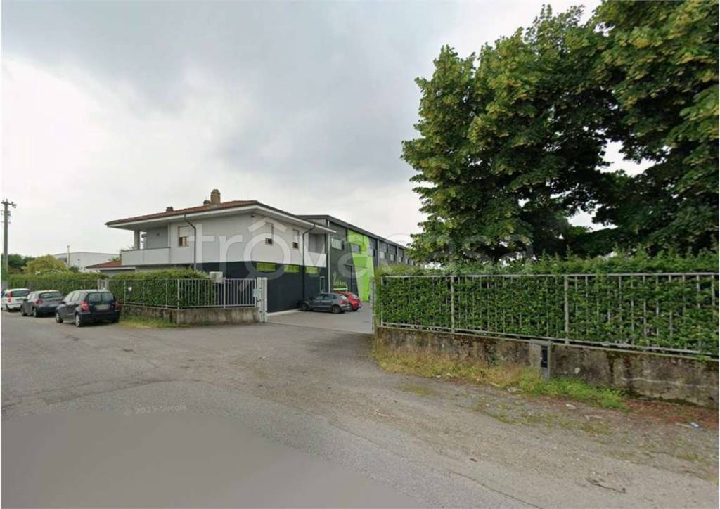 locale commerciale in vendita a Calvenzano