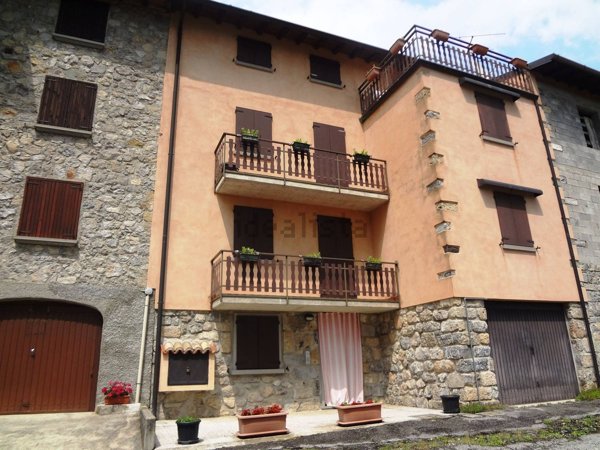 appartamento in vendita a Camerata Cornello in zona Brembella