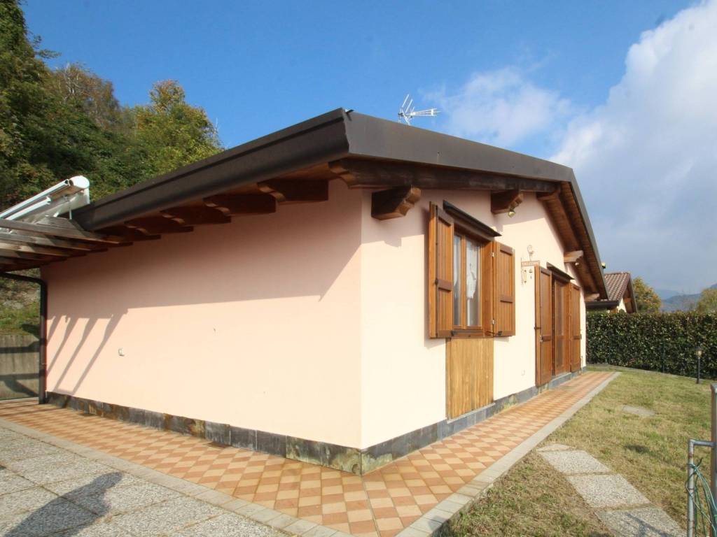 casa indipendente in vendita a Camerata Cornello