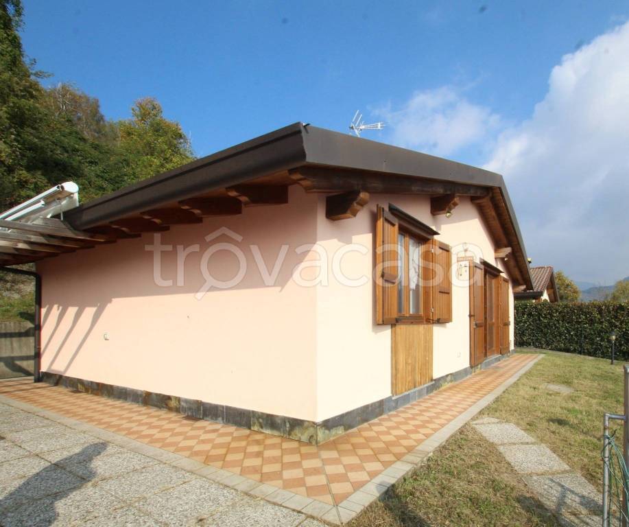 casa indipendente in vendita a Camerata Cornello