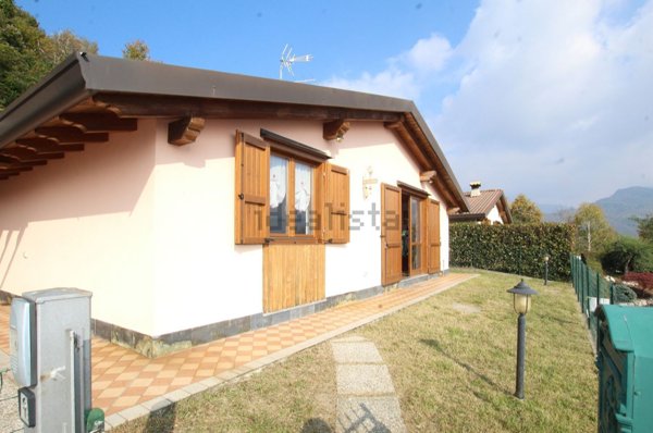 casa indipendente in vendita a Camerata Cornello