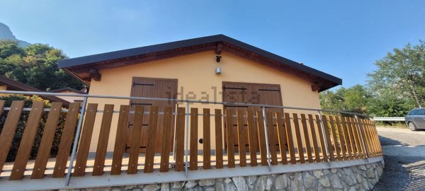 casa indipendente in vendita a Camerata Cornello