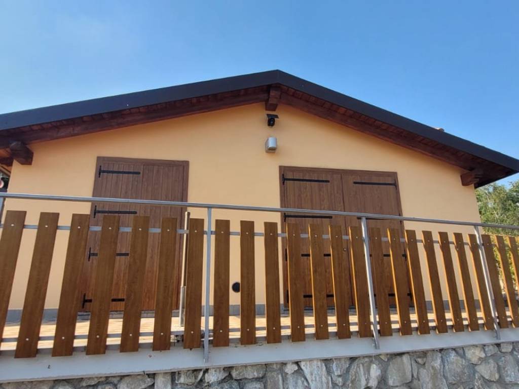 casa indipendente in vendita a Camerata Cornello