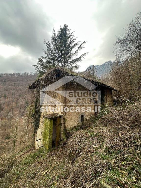 casa indipendente in vendita a Camerata Cornello