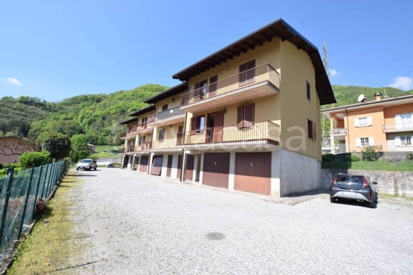 appartamento in vendita a Camerata Cornello in zona Bretto