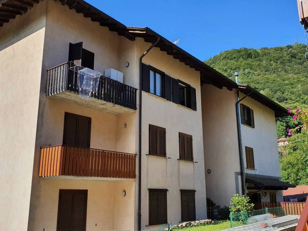appartamento in vendita a Camerata Cornello in zona Brembella