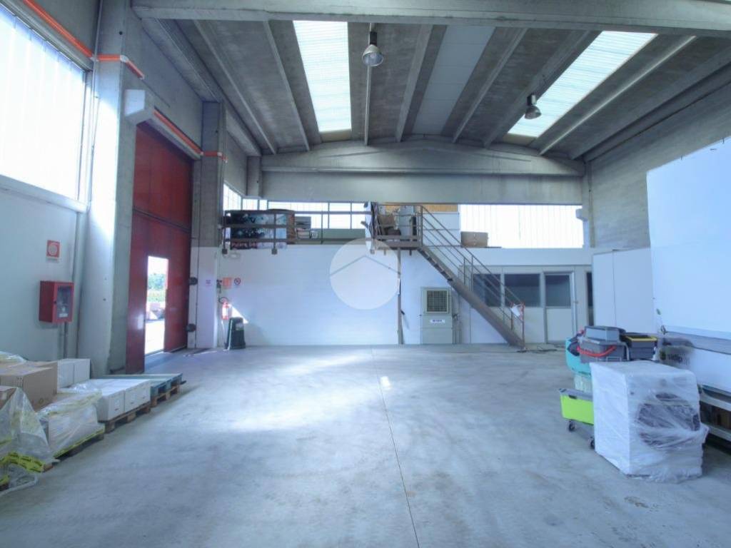 locale commerciale in vendita a Canonica d'Adda