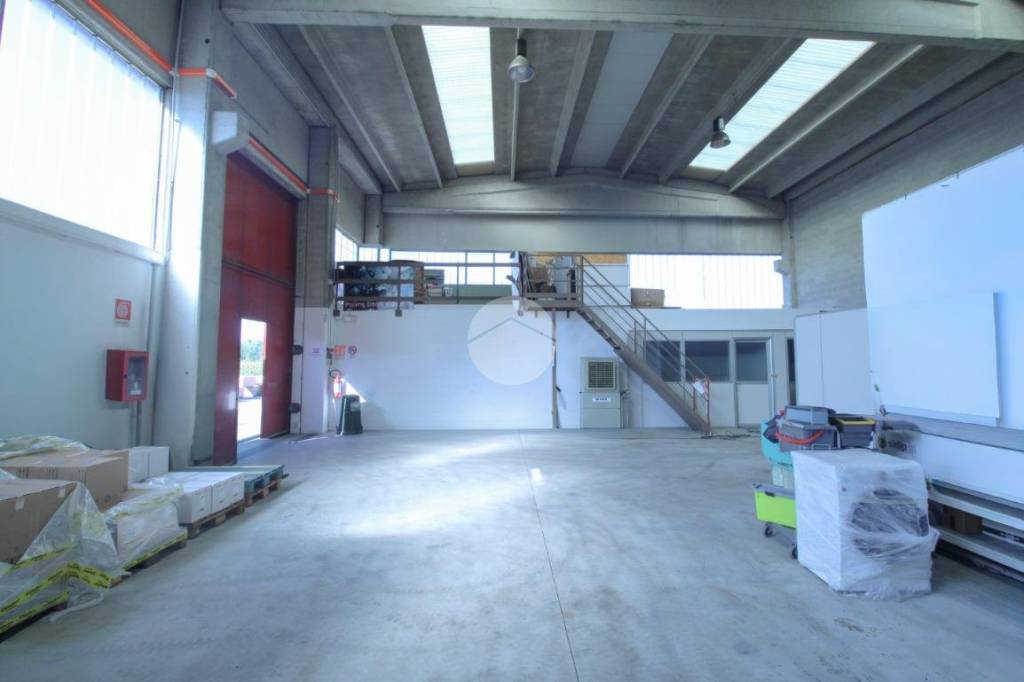 locale commerciale in vendita a Canonica d'Adda