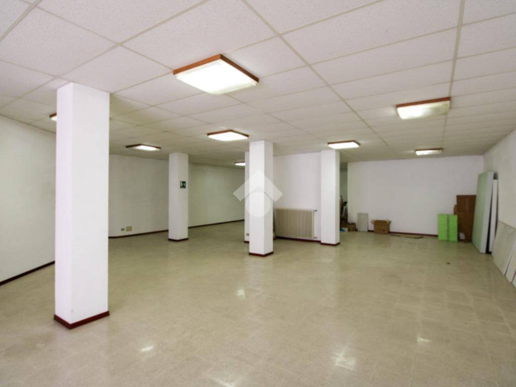 locale commerciale in vendita a Capizzone