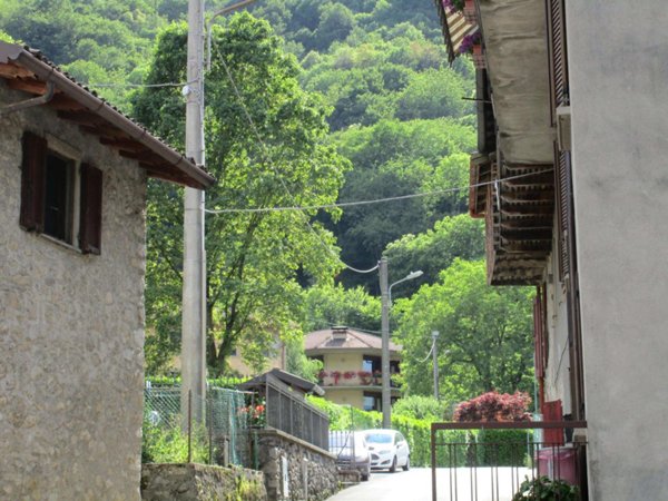 casa indipendente in vendita a Capizzone in zona Piazza
