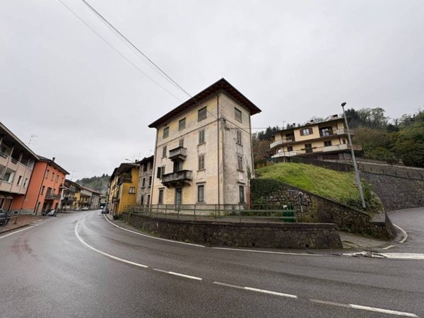 intera palazzina in vendita a Capizzone in zona Piazza
