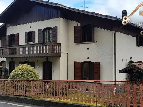 casa indipendente in vendita a Capizzone in zona Piazza
