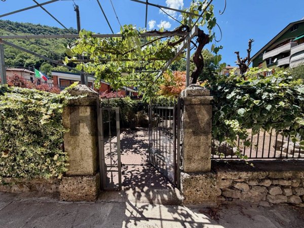 casa semindipendente in vendita a Capizzone in zona Gallo