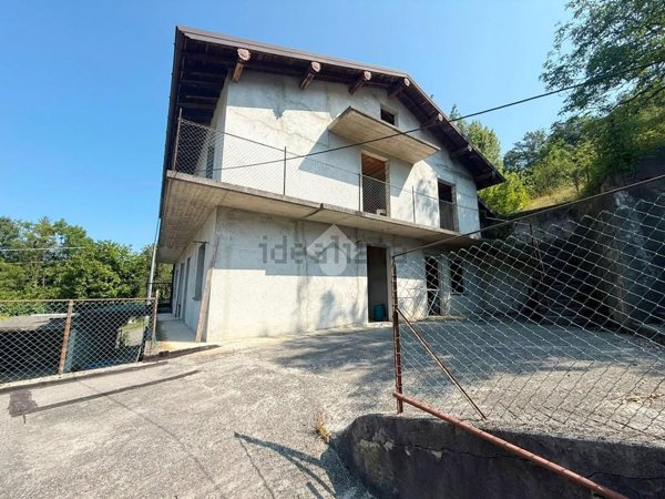 casa indipendente in vendita a Capizzone in zona Gallo