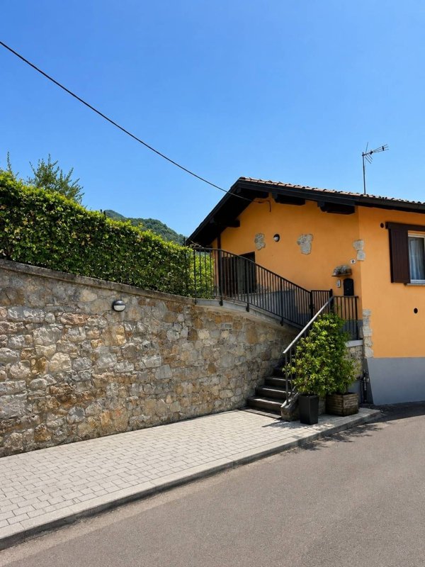 casa indipendente in vendita a Capizzone in zona Gallo