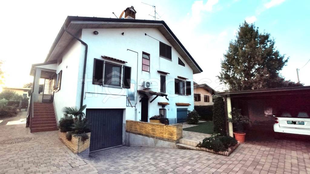 casa indipendente in vendita a Capriate San Gervasio