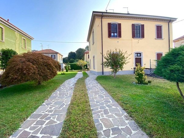 casa indipendente in vendita a Capriate San Gervasio in zona Crespi d'Adda