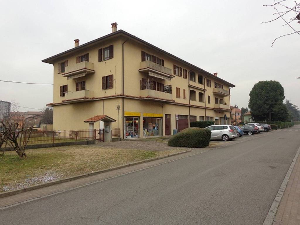negozio in vendita a Capriate San Gervasio