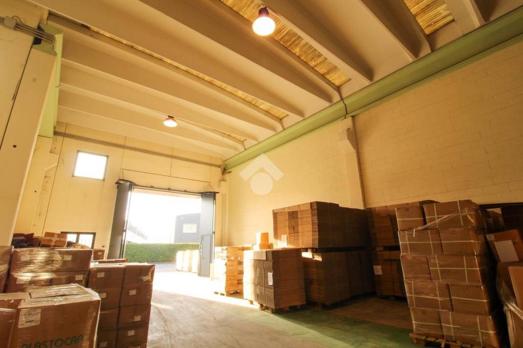 locale commerciale in vendita a Capriate San Gervasio