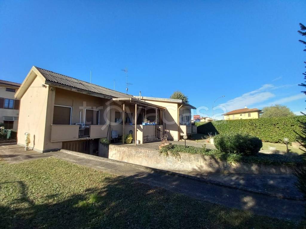casa indipendente in vendita a Capriate San Gervasio