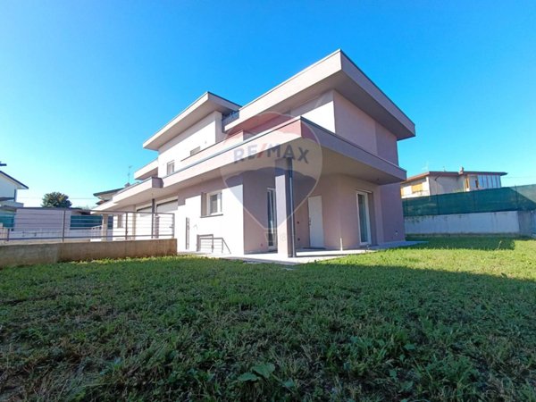 casa indipendente in vendita a Capriate San Gervasio