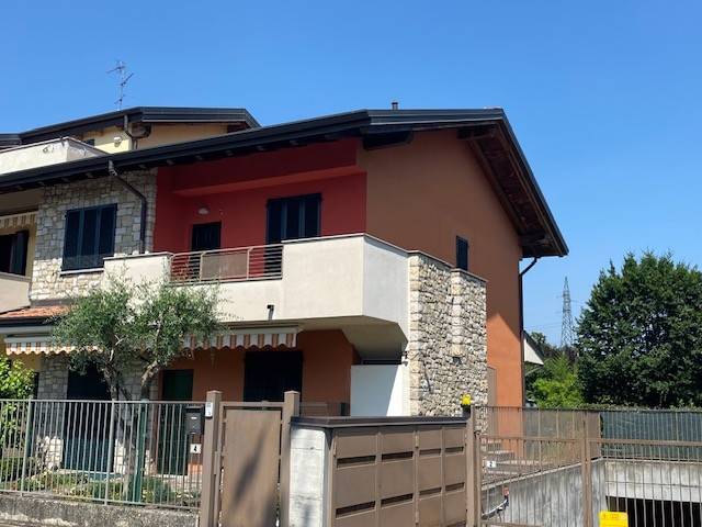 casa indipendente in vendita a Capriate San Gervasio in zona Capriate