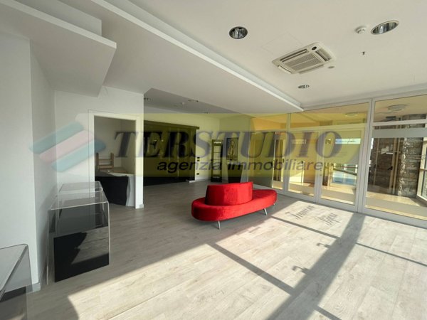 negozio in vendita a Capriate San Gervasio in zona Capriate