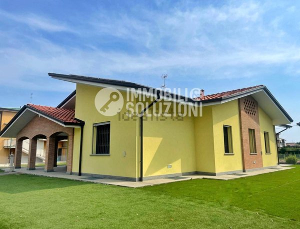 casa indipendente in vendita a Capriate San Gervasio