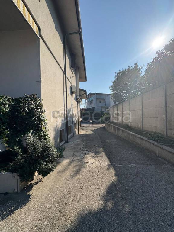 negozio in vendita a Capriate San Gervasio