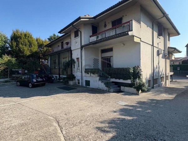 negozio in vendita a Capriate San Gervasio