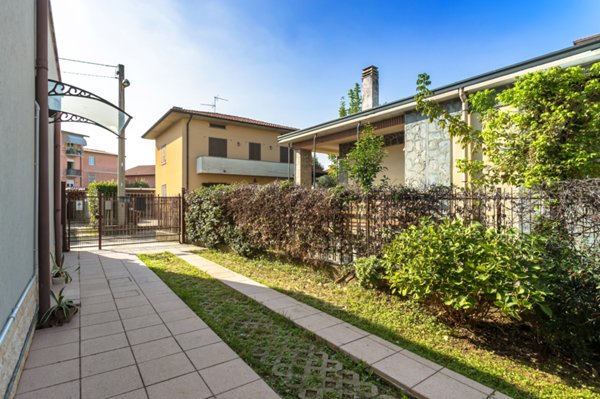 casa indipendente in vendita a Capriate San Gervasio in zona Crespi d'Adda