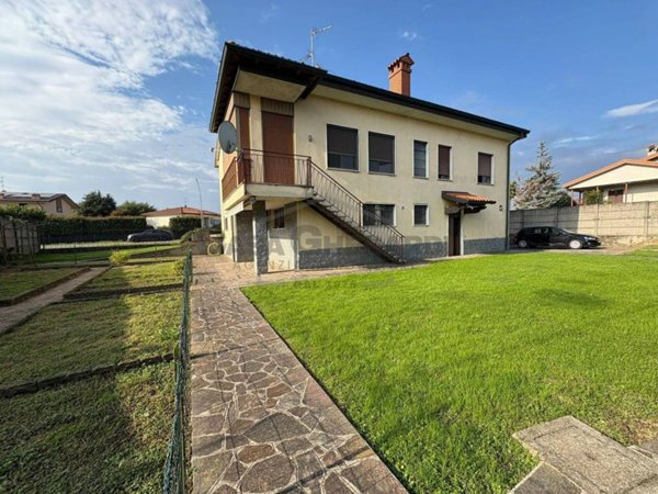 casa indipendente in vendita a Capriate San Gervasio