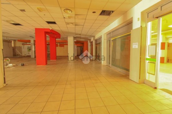 negozio in vendita a Capriate San Gervasio in zona Capriate