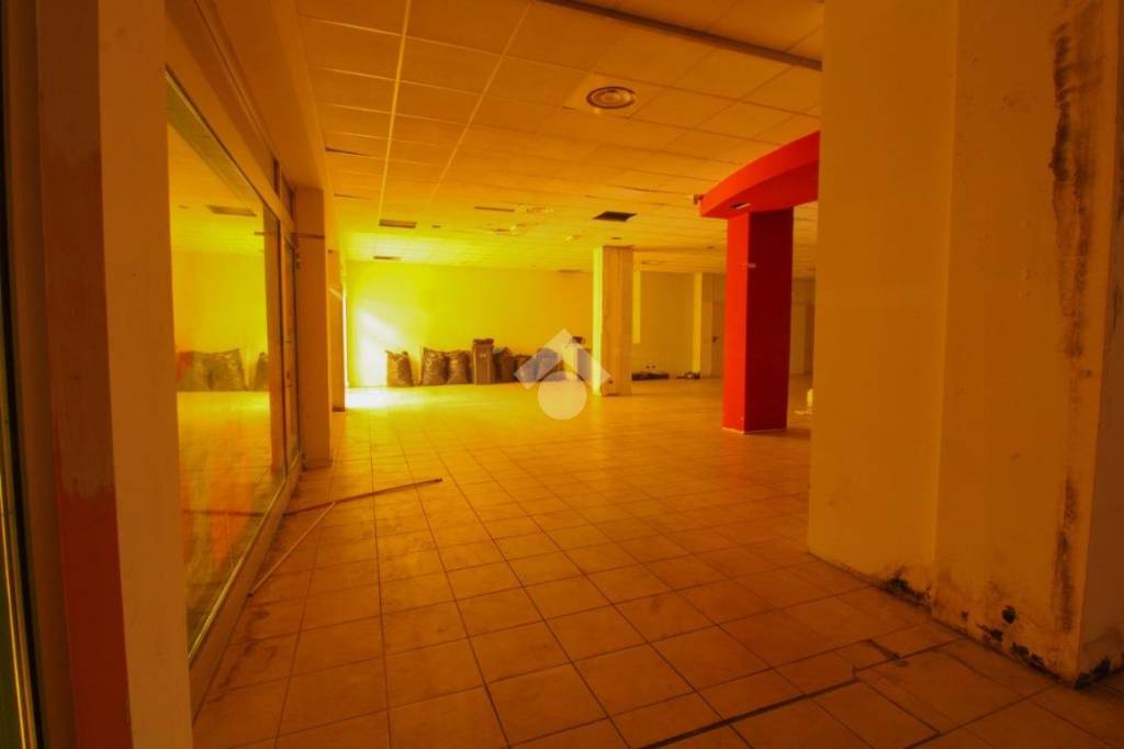 negozio in vendita a Capriate San Gervasio in zona Capriate