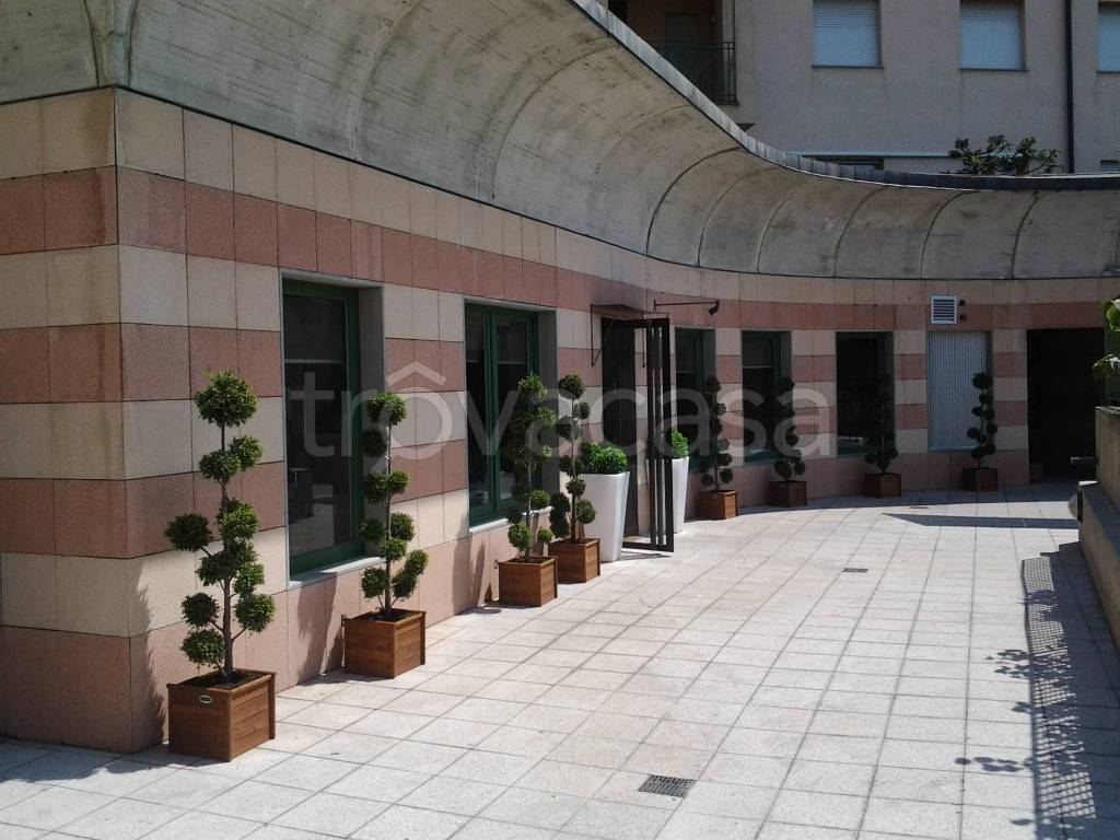 negozio in vendita a Capriate San Gervasio