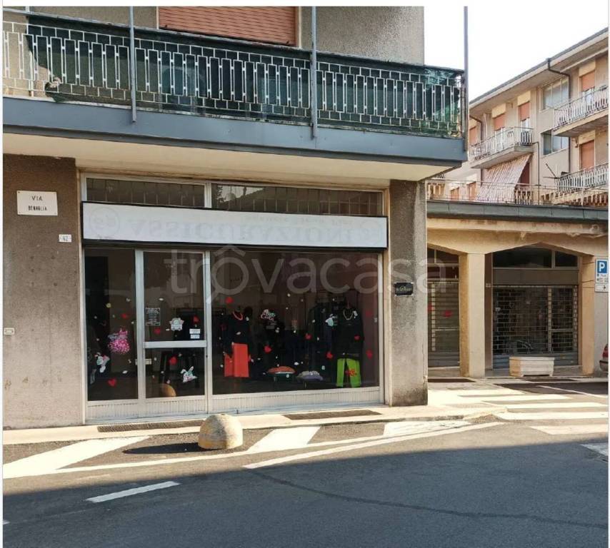 negozio in vendita a Capriate San Gervasio