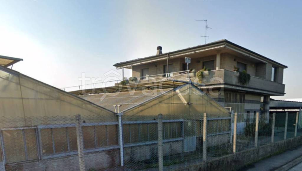 negozio in vendita a Capriate San Gervasio