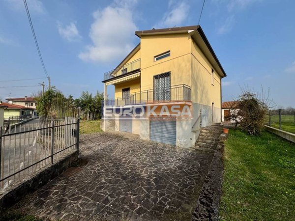 casa indipendente in vendita a Capriate San Gervasio in zona Capriate