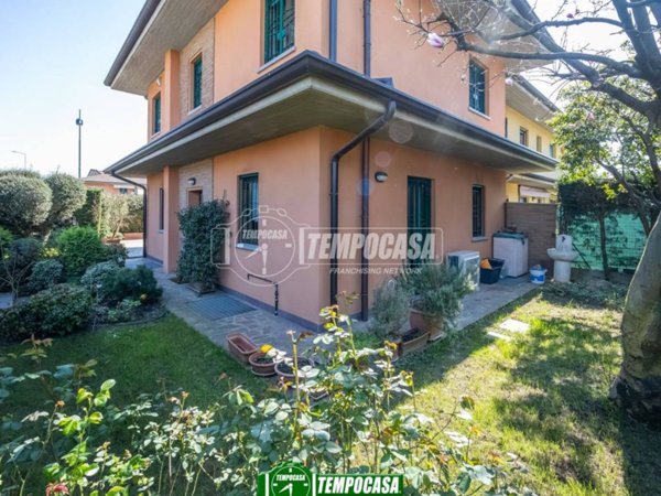 casa indipendente in vendita a Capriate San Gervasio
