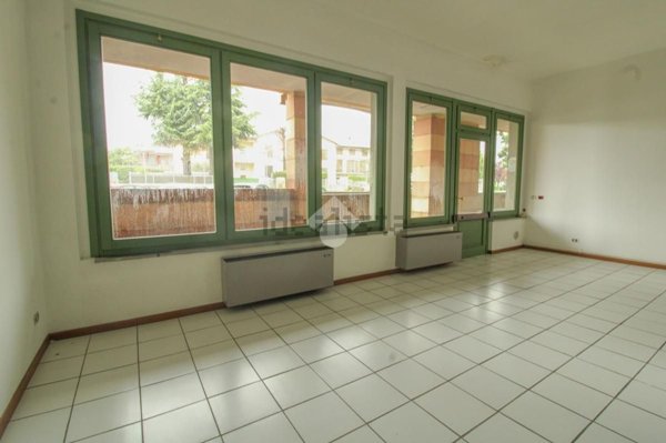 ufficio in vendita a Capriate San Gervasio