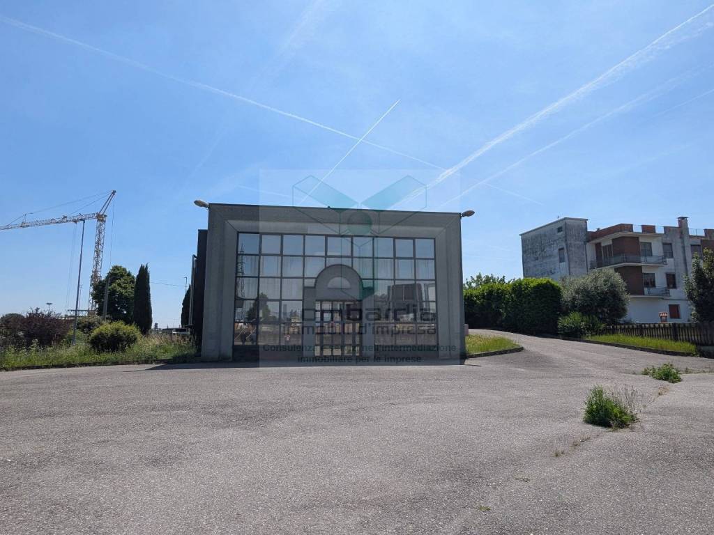locale commerciale in vendita a Capriate San Gervasio