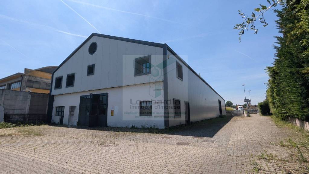 locale commerciale in vendita a Capriate San Gervasio