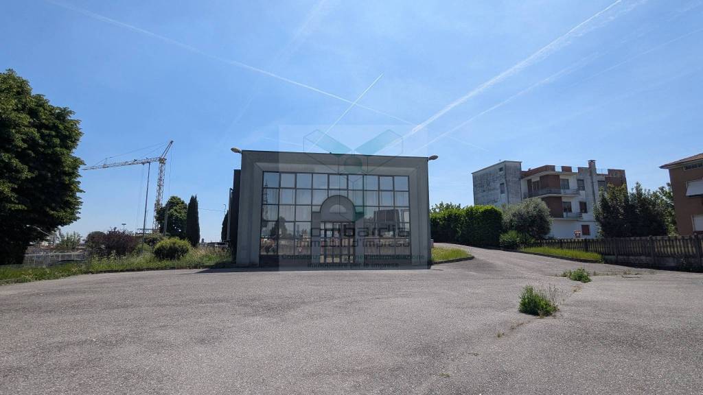 locale commerciale in vendita a Capriate San Gervasio
