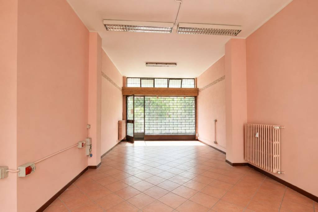 negozio in vendita a Capriate San Gervasio in zona Capriate