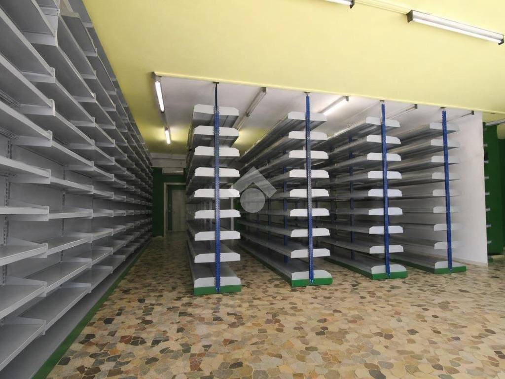 negozio in vendita a Capriate San Gervasio in zona Capriate