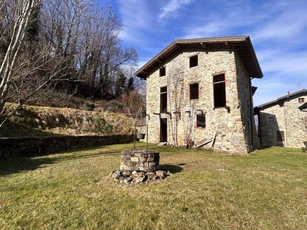 casa indipendente in vendita a Caprino Bergamasco in zona Celana