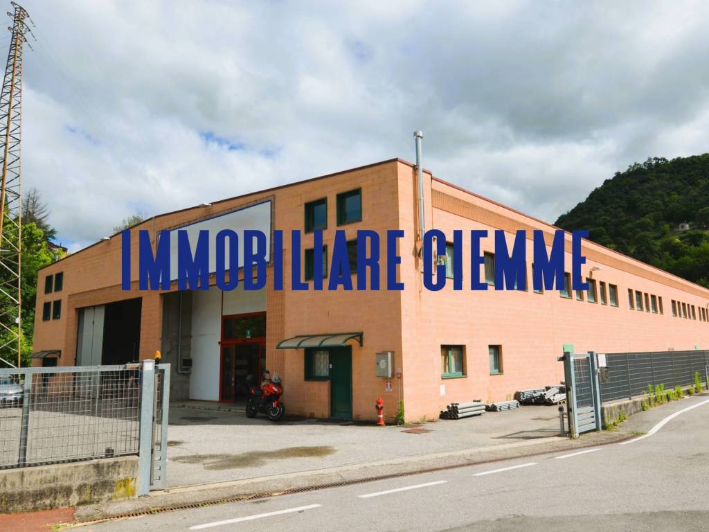 locale commerciale in vendita a Caprino Bergamasco