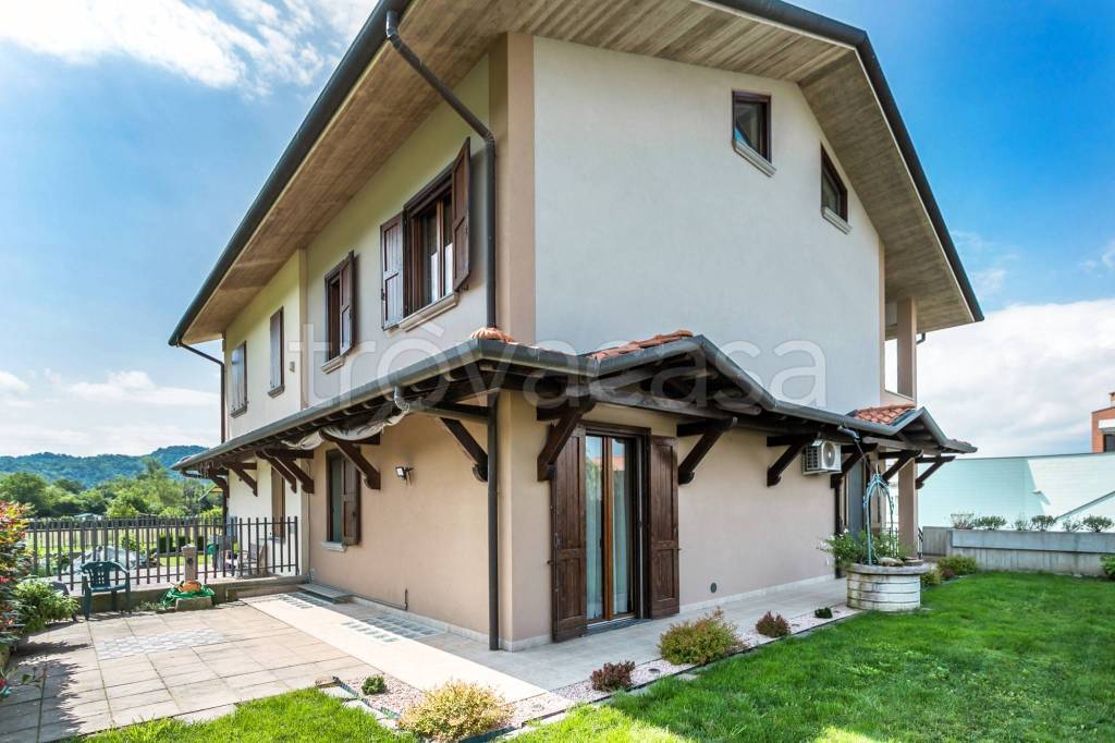 casa indipendente in vendita a Caprino Bergamasco