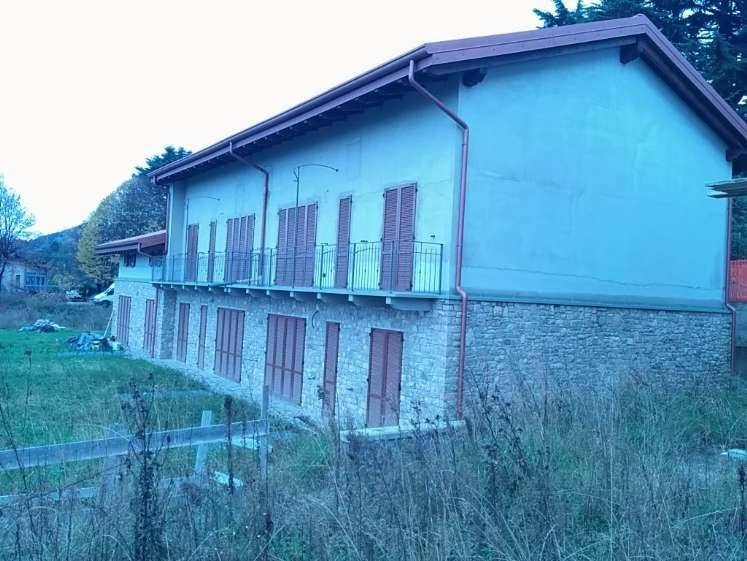 casa indipendente in vendita a Caprino Bergamasco in zona Celana