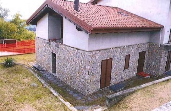 appartamento in vendita a Caprino Bergamasco in zona Celana